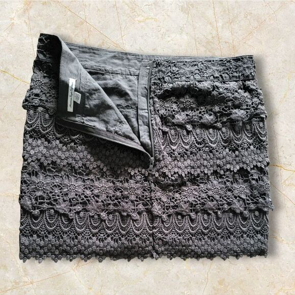 American Eagle Size 4 Gray Floral Lace Mini Skirt - Picture 2 of 4